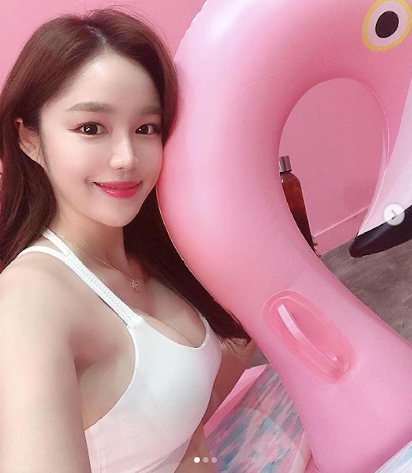 辣模泳池玩水「挺出超凶车头灯」，凹凸养眼曲线「地心引力太强大」！-小湿妹图(6)