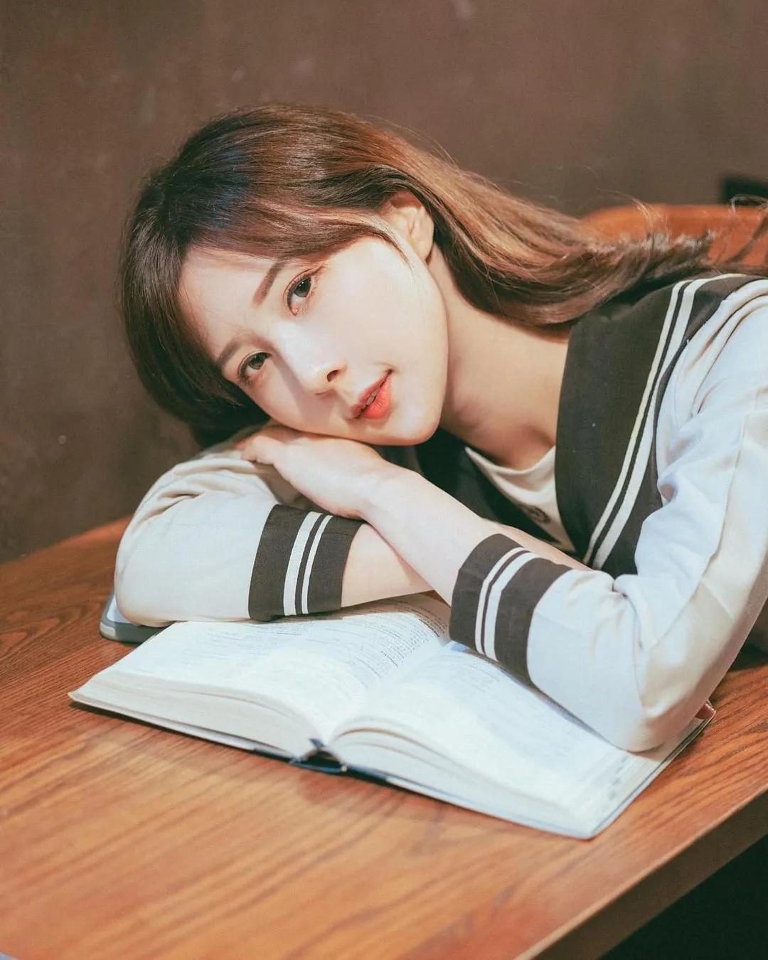 白皙正妹「羽晴Min」从眼神到身材都让人心动(2)