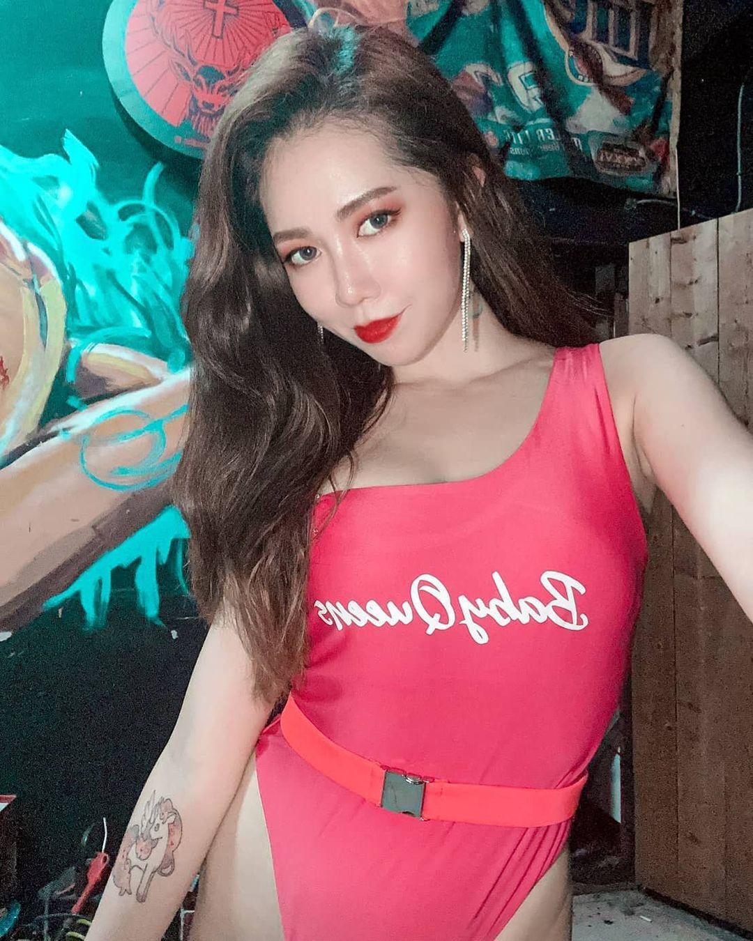 完美驾驭「高衩装」的女人！蜜臀尤物「万万」辣晒前凸后翘 S 曲线-小湿妹图(2)