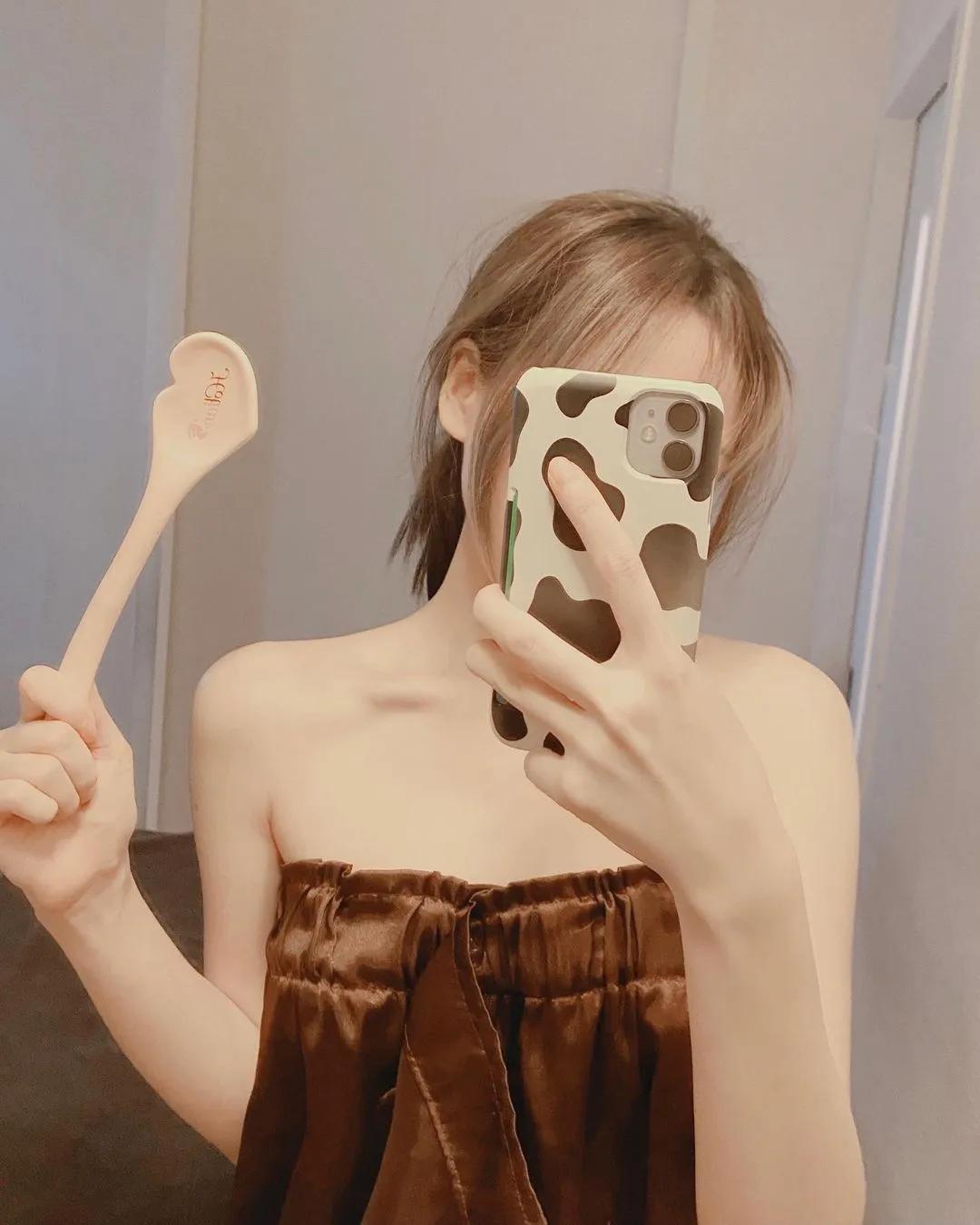 「大奶正妹DJ」海边爆乳打碟，下水后「曼妙曲线」更藏不住，细腰翘臀全都露！(14)