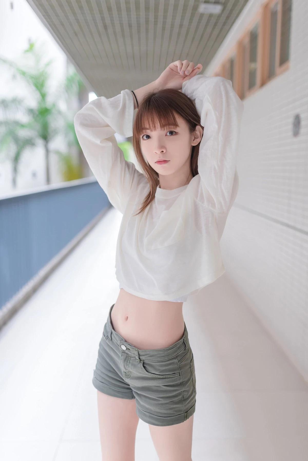 [喵糖映畫]Vol.424_白色長T美少女夏日戶外性感寬鬆短褲秀翹臀美腿誘惑寫真40P(34)