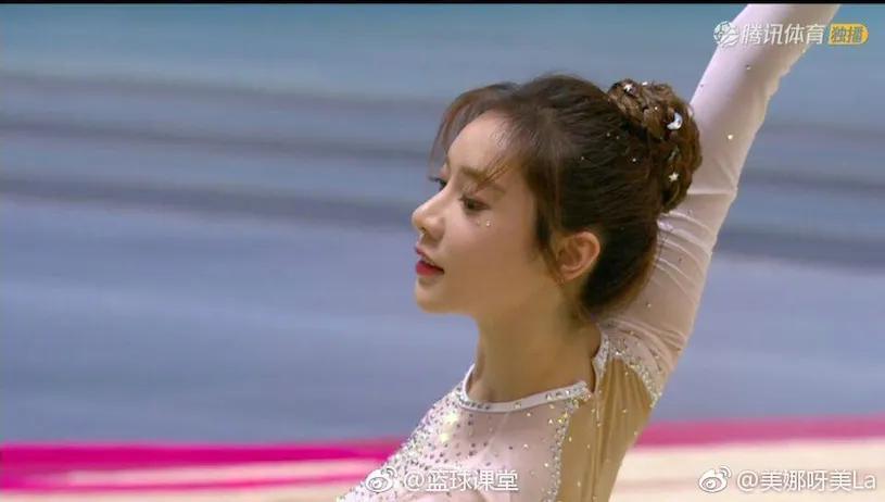 好美！运动场惊见「梦幻体操正妹」，微微一笑就让人爱上她！-小湿妹图(4)