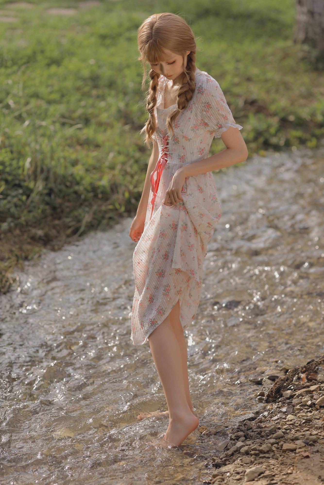 诱惑型萝莉野外露出 ! 金发混血感超可爱 ! 无毛嫩鲍敞开解放 !(14)