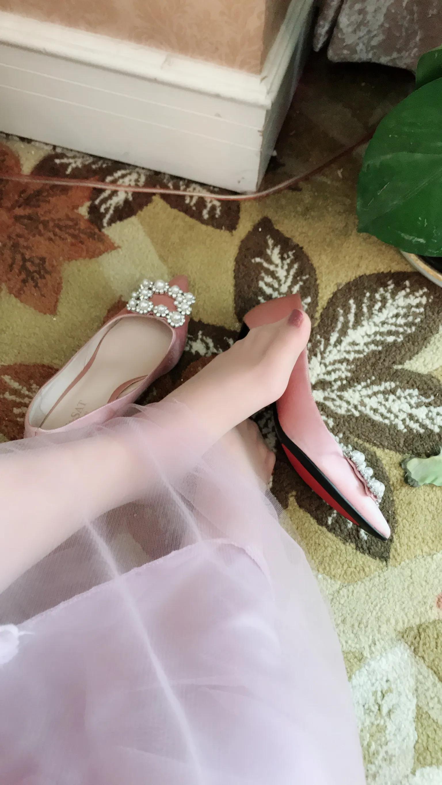 微博美女一只哈比猪丝袜美脚高跟鞋写真(85)