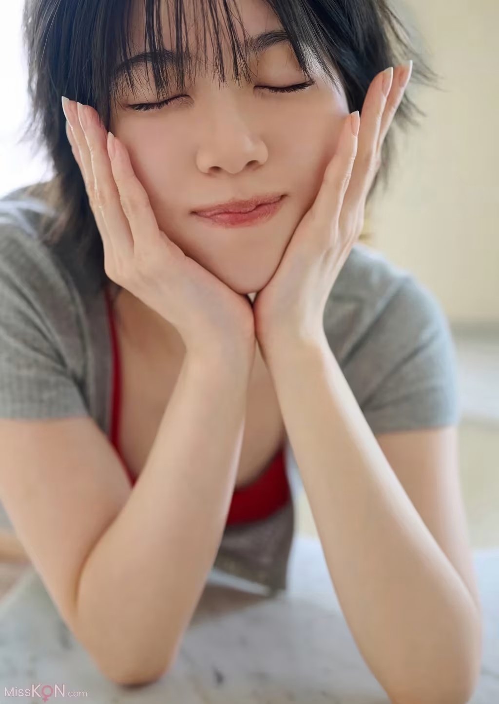 [JP] Karin Isobe (礒部花凜)： となりのかりん スピサン グラビアフォトブック (46 photos) - ( Page 1 / 2 )(31)