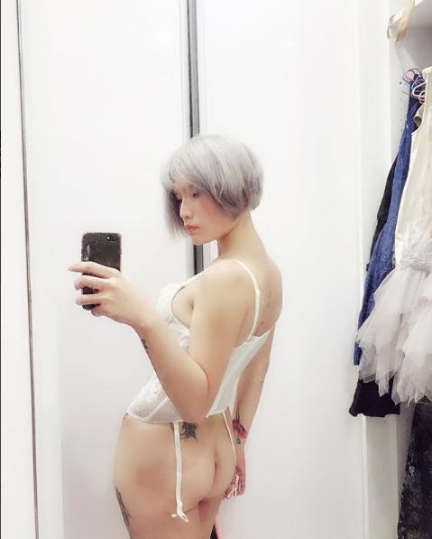 超暗黑「女摄影师」！除了爱拍别人也超爱「自摸」自拍，单手撑乳销魂画面让人受不了...