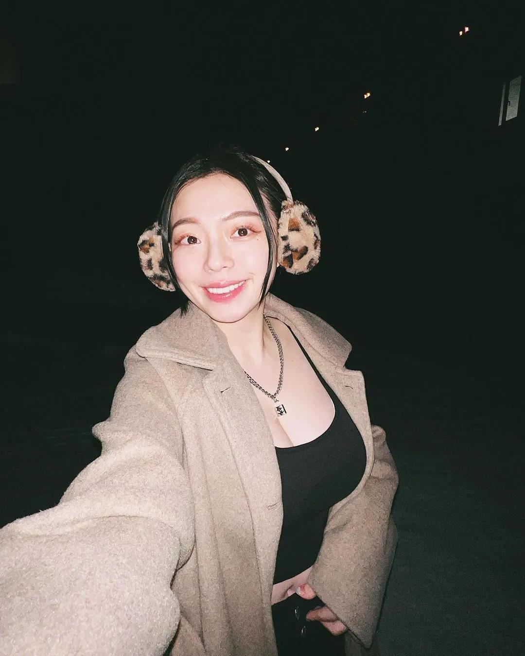 极品正妹「陈红Red Chen」猛烈乳量挡不住！诱惑力满点(8)