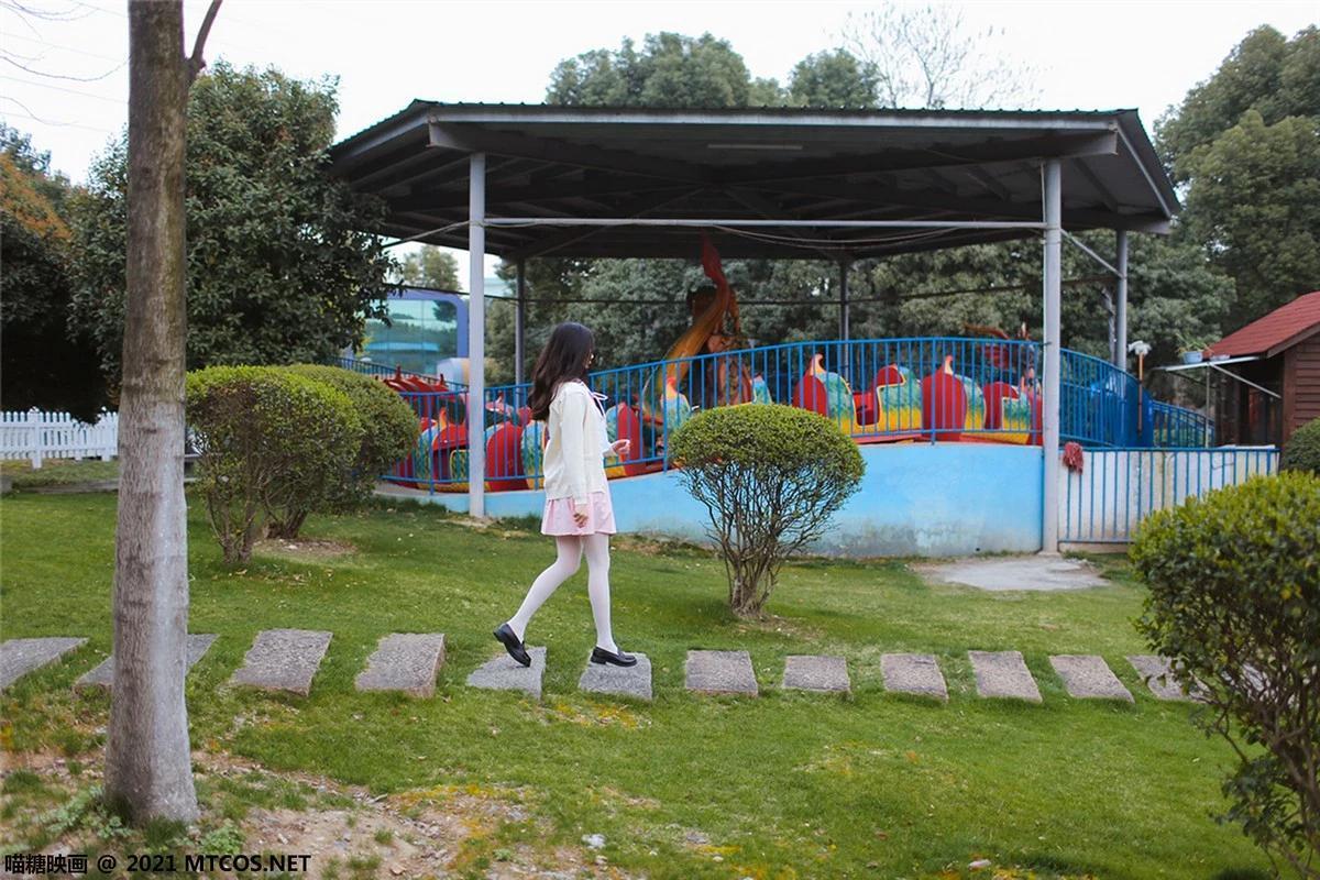 [喵糖映畫]Vol.433_美少女假日遊樂場性感粉色短裙配超薄肉絲褲襪迷人誘惑寫真33P(14)