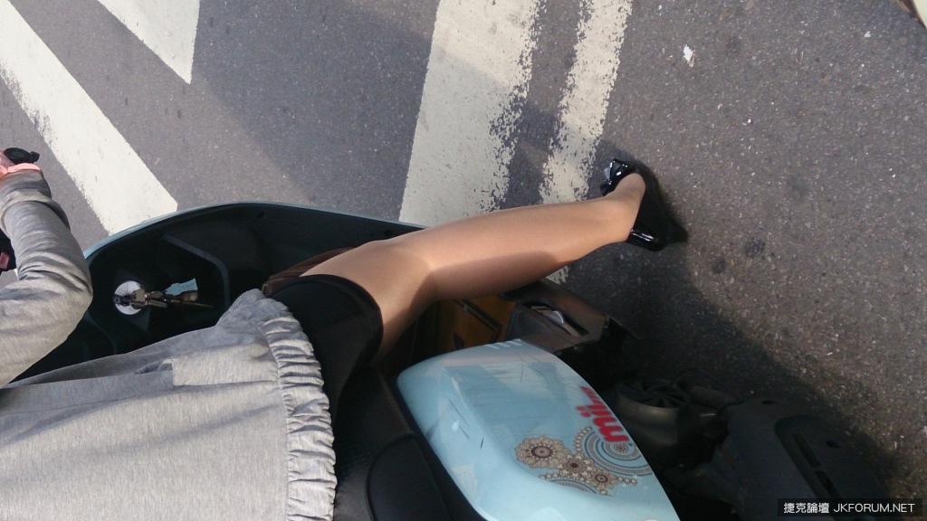 骑机车与女同事一同上班去(42)