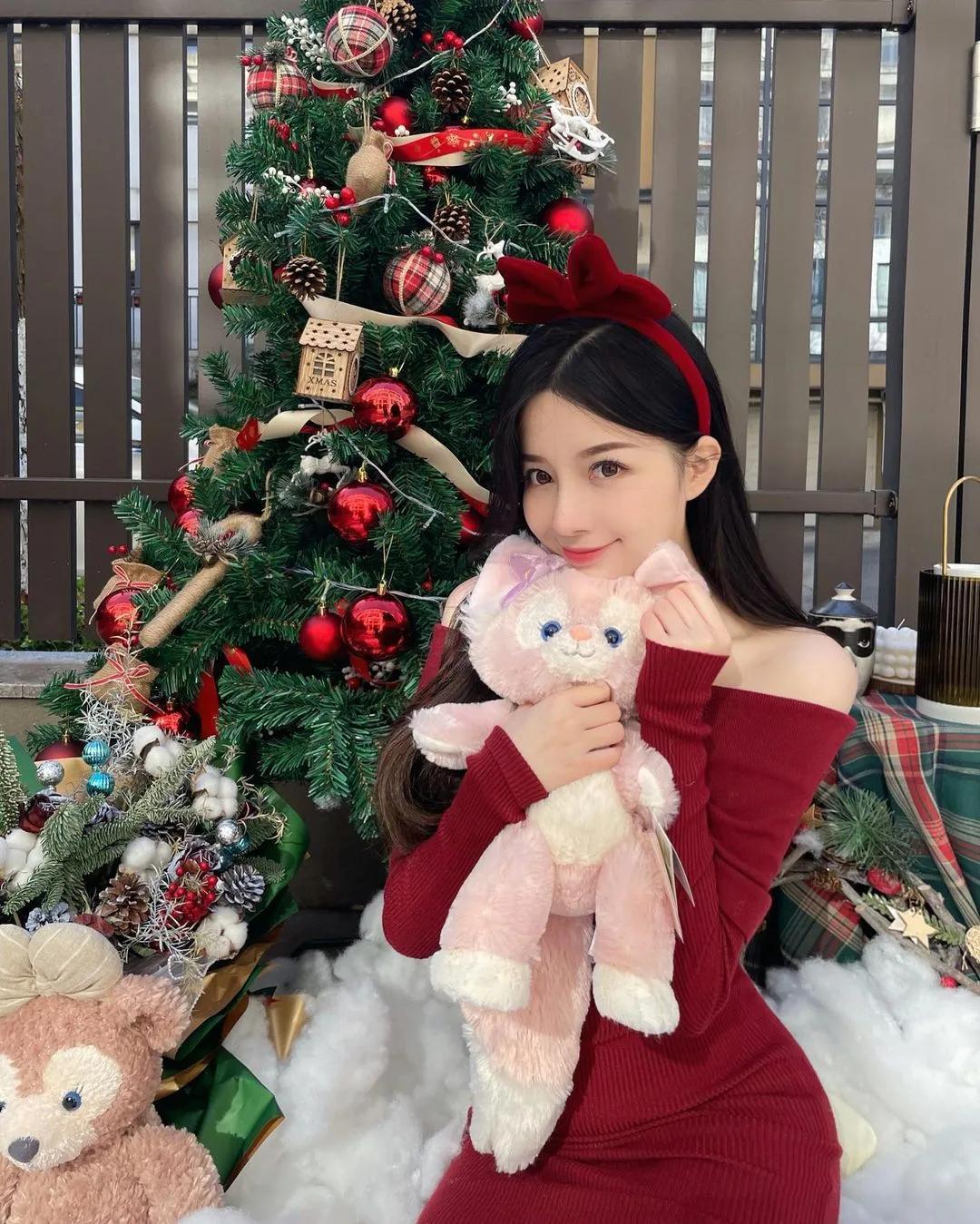 超市购物偶遇「吊带裙正妹」！长发雪肌小露香肩，微微弯腰还有「白嫩酥胸」！-小湿妹图(8)