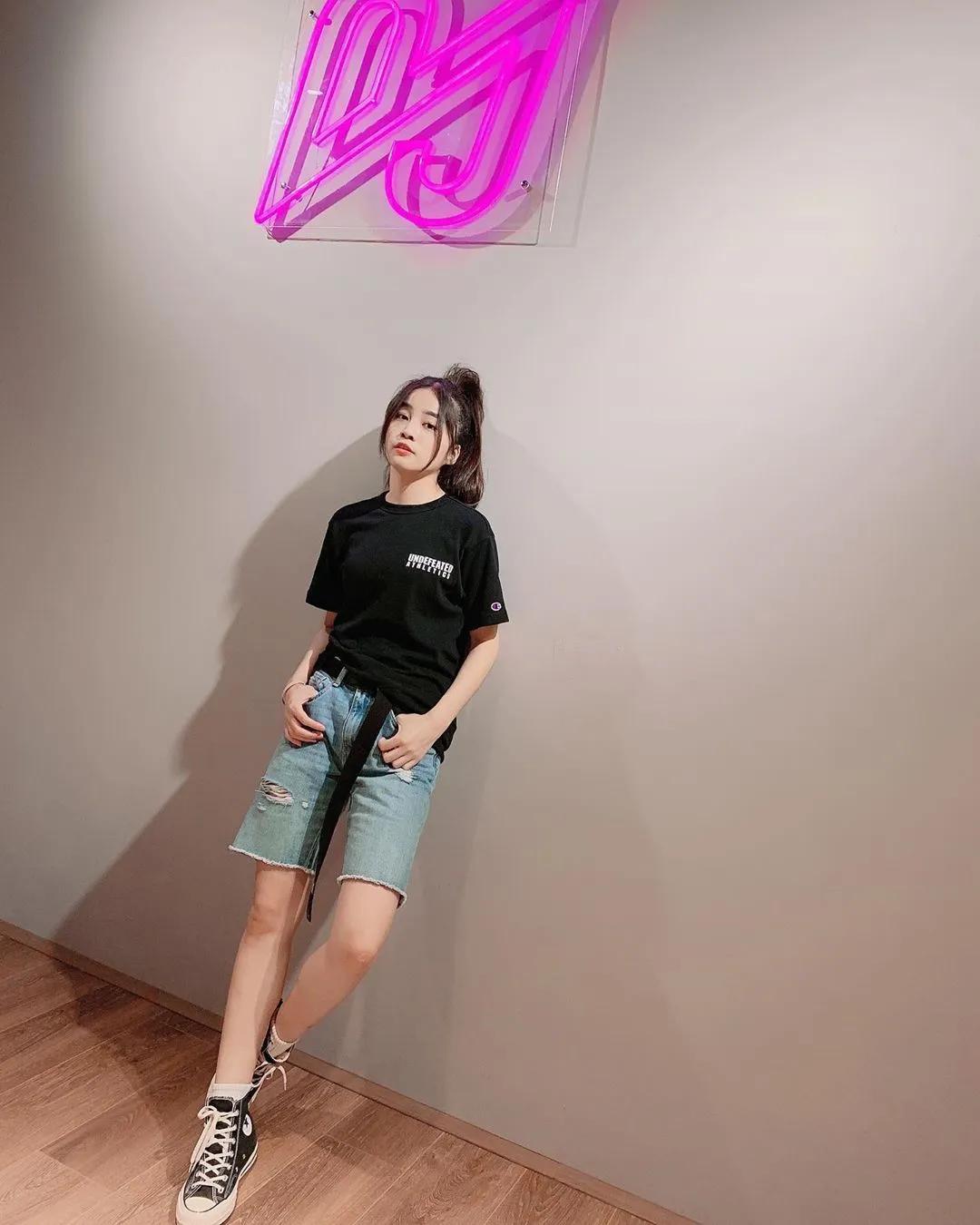 这事业是真不错！「陈伊」甜笑虎牙萌气大增，穿比基尼更现美挺雪乳让人理智全断！(14)