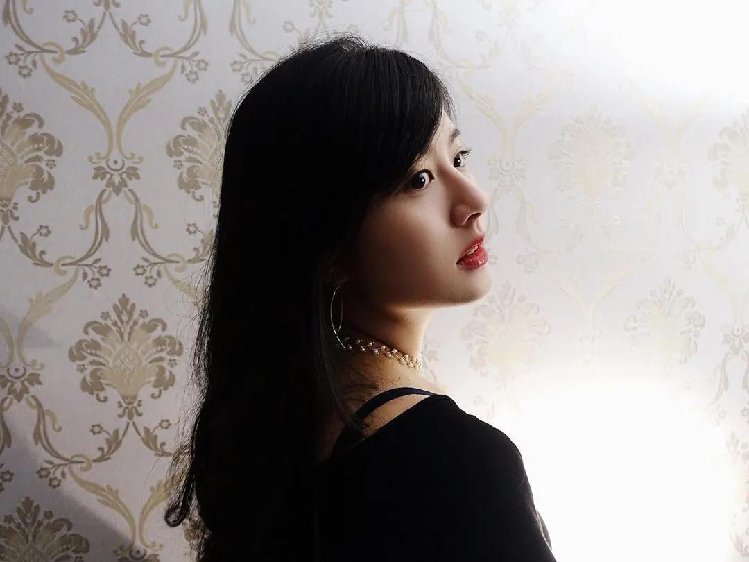 总统府国庆光雕展「上古神妹」甜美现身，碎花洋装小露酥胸，网友：焦点在哪不多说-小湿妹图(12)