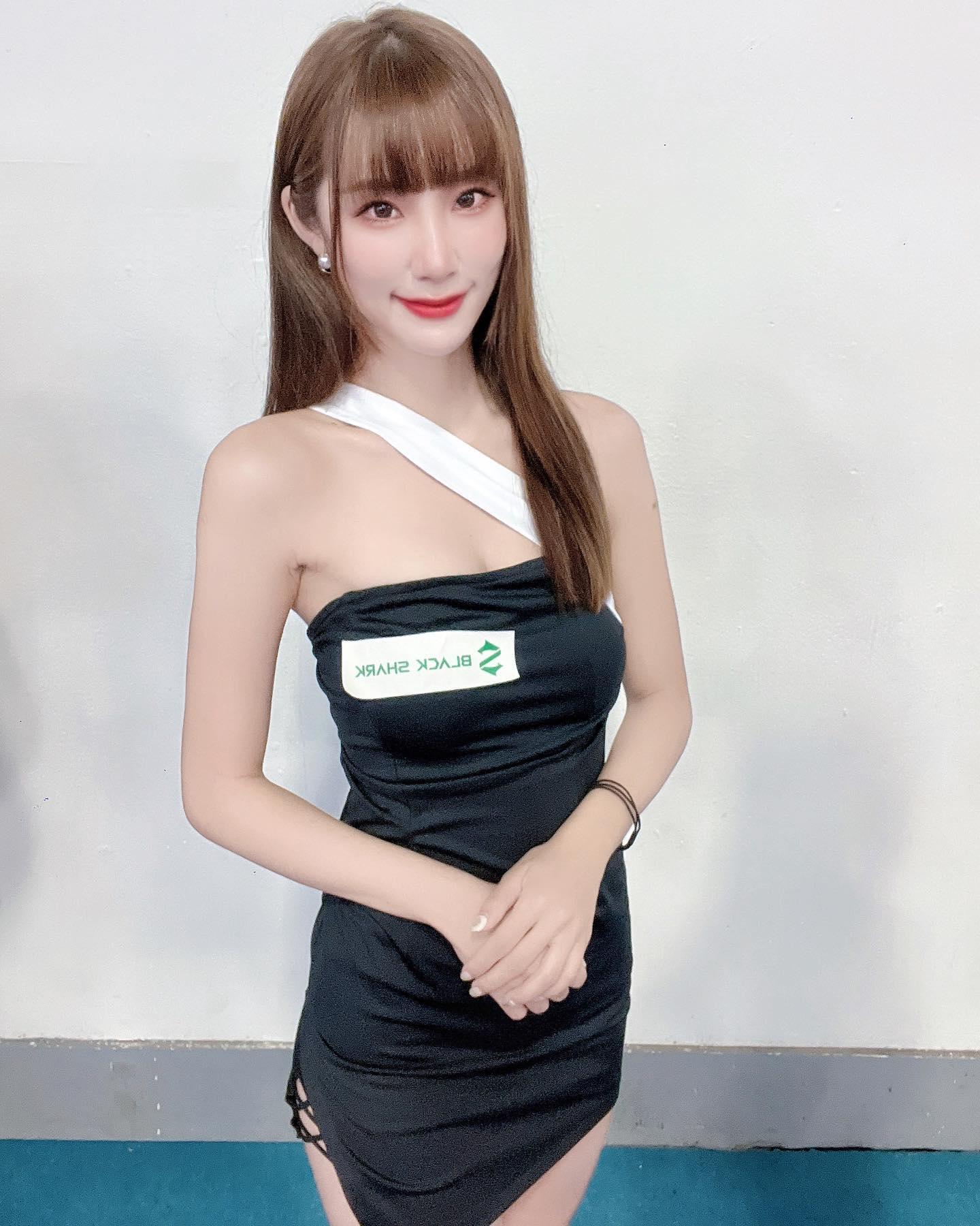 长腿正妹「Amber倩宇」不仅身材白嫩又纤瘦 「深沟乍现」好窒息(9)