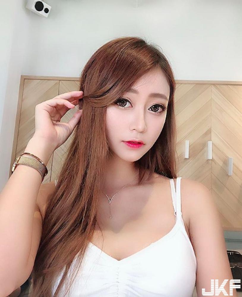 火辣女神「精致外表好逆天」，吃饭时「性感视角」立刻迷倒客人！-小湿妹图(7)