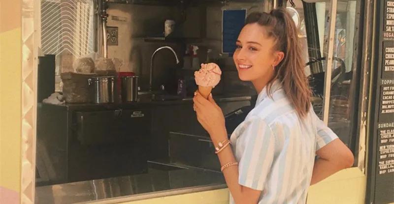 消暑圣品！「冰淇淋女孩」回眸一笑融化千万网友　果然是甜入心坎里-小湿妹图(1)