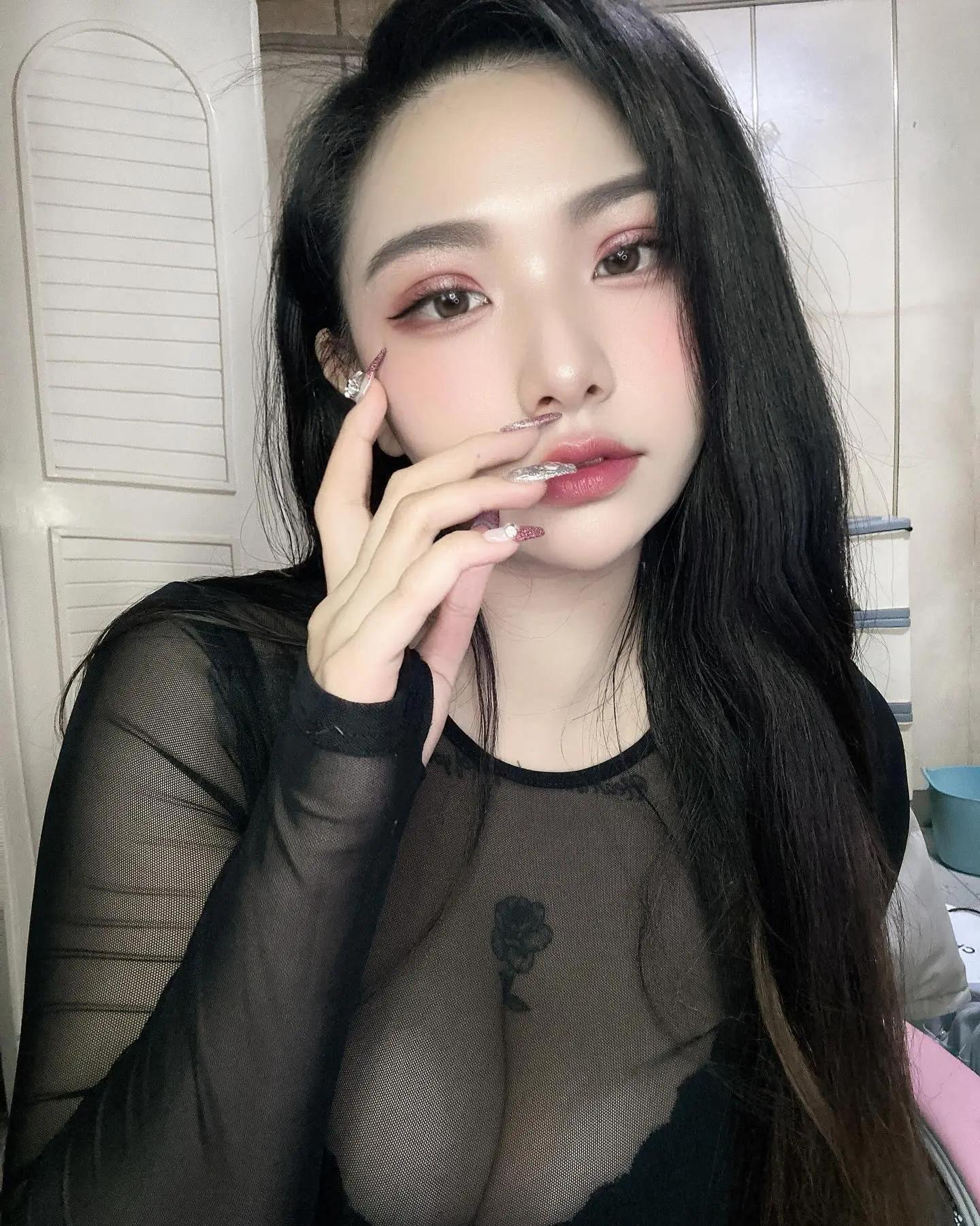 日系童颜「沐mu」低胸穿搭辣翻网友 散发满满气质(4)