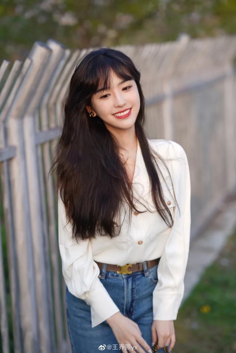 甜美正妹「吃冰时让好身材现形了」，「抢眼的胸型」比食物还诱人！-小湿妹图(8)