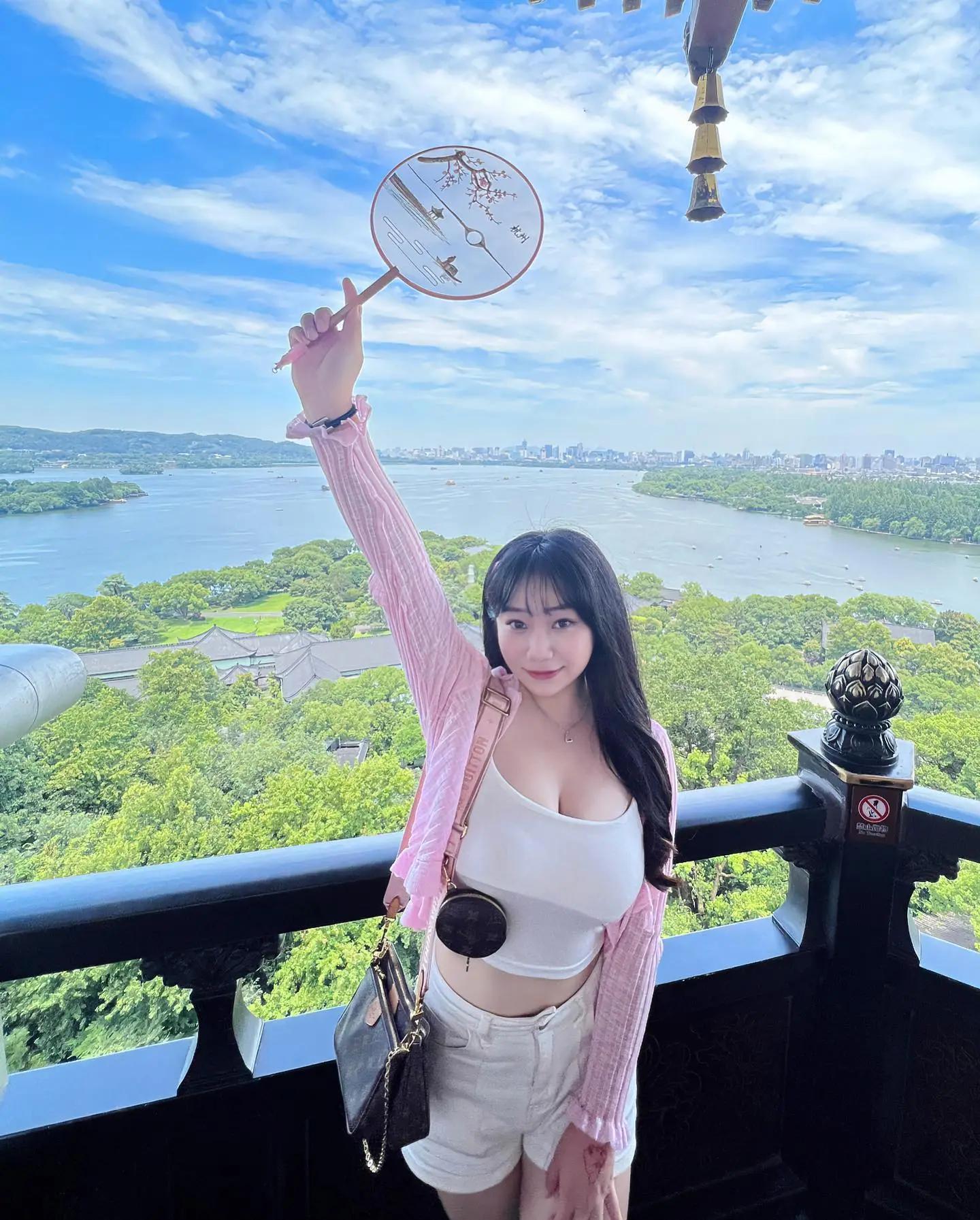 萌颜雪乳「永涵_Kelly」展现饱满火辣身材 无懈可击(5)