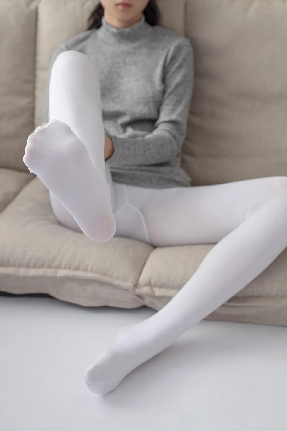 [愛花寫真]ALPHA016_毛衣妹子居家撩衣露半球性感白絲褲襪秀翹臀撩人誘惑寫真141P(19)