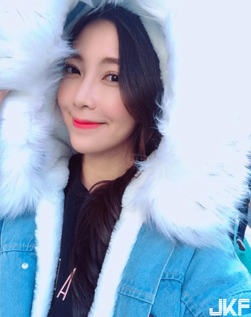 直播正妹伸手展现性感小蛮腰，惹火的胸型让粉丝心动了！(8)