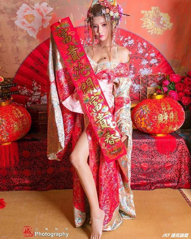 好多正妹换上传统旗袍 向大家拜年大展好身材(20)