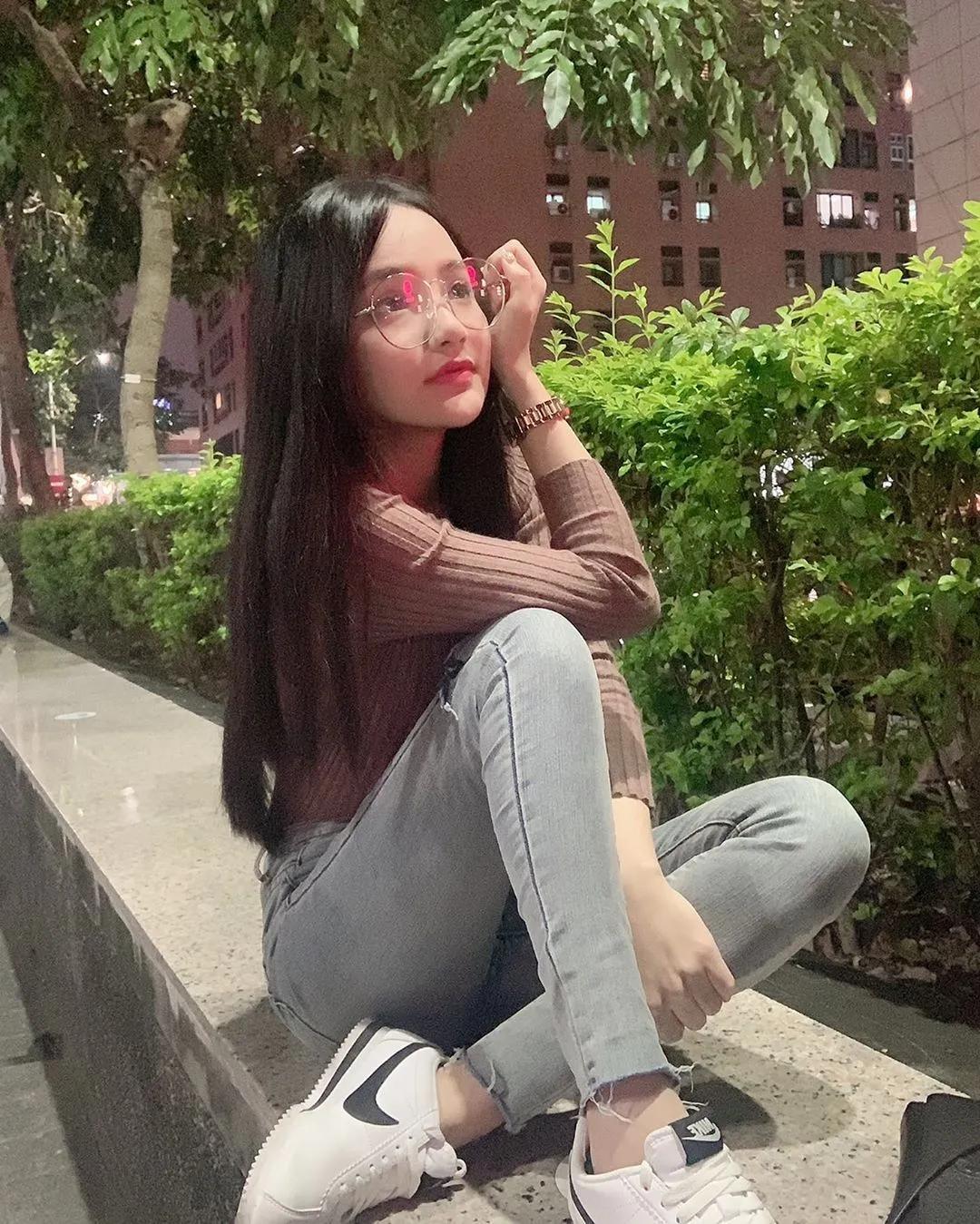 就爱高冷型正妹！「潘潘」大眼水灵有神电力超强，白皙性感美体正对到司机们的胃！-小湿妹图(7)