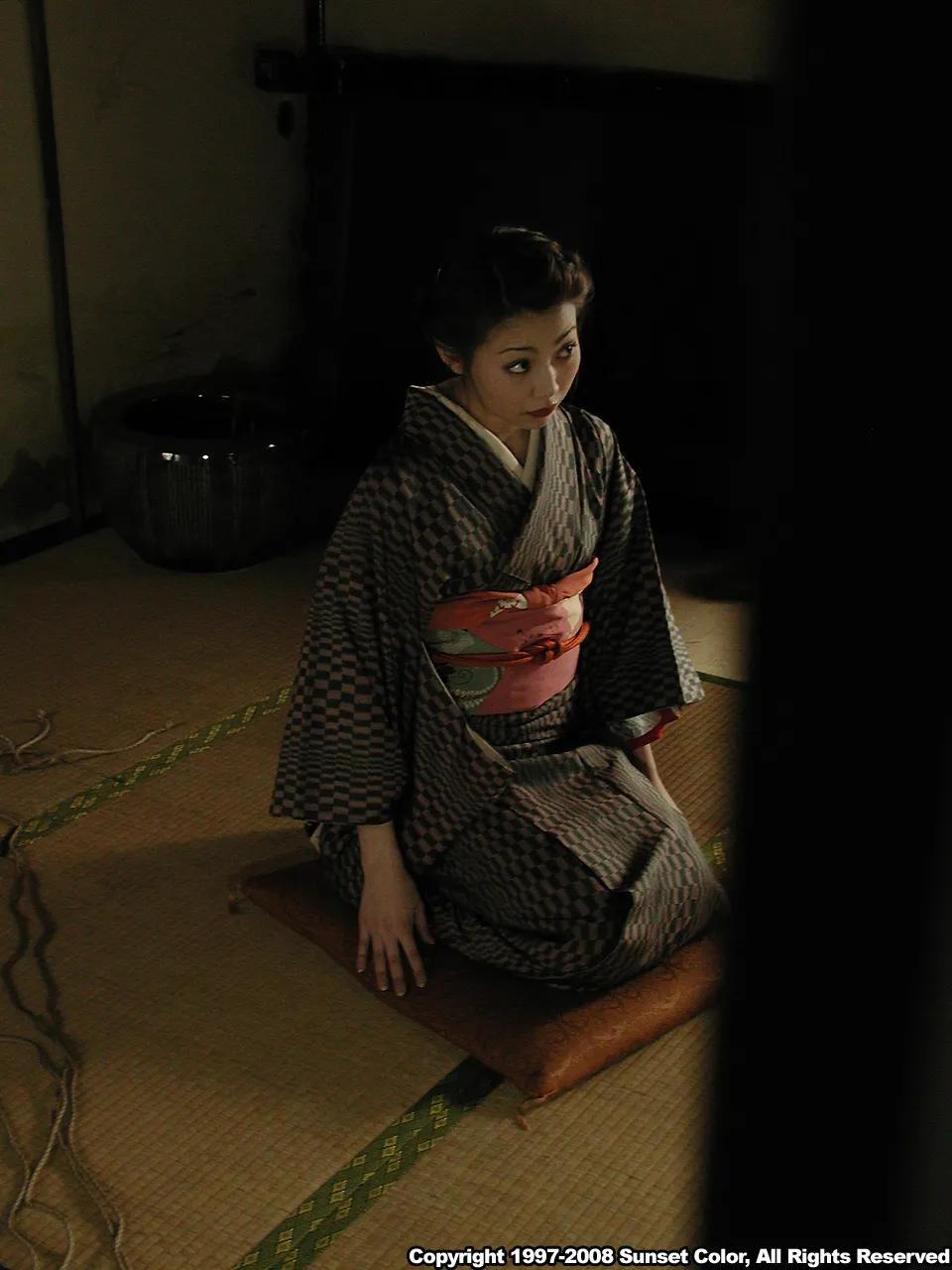 朝仓なほ 纤细身材捆绑无遮掩抚慰网友心灵(1)