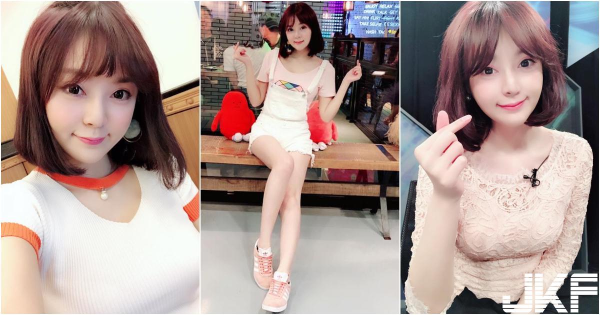 受不了！甜美系「美腿辣妹」满满气质太迷人超白皙「低胸视角」引人遐想啊…(1)