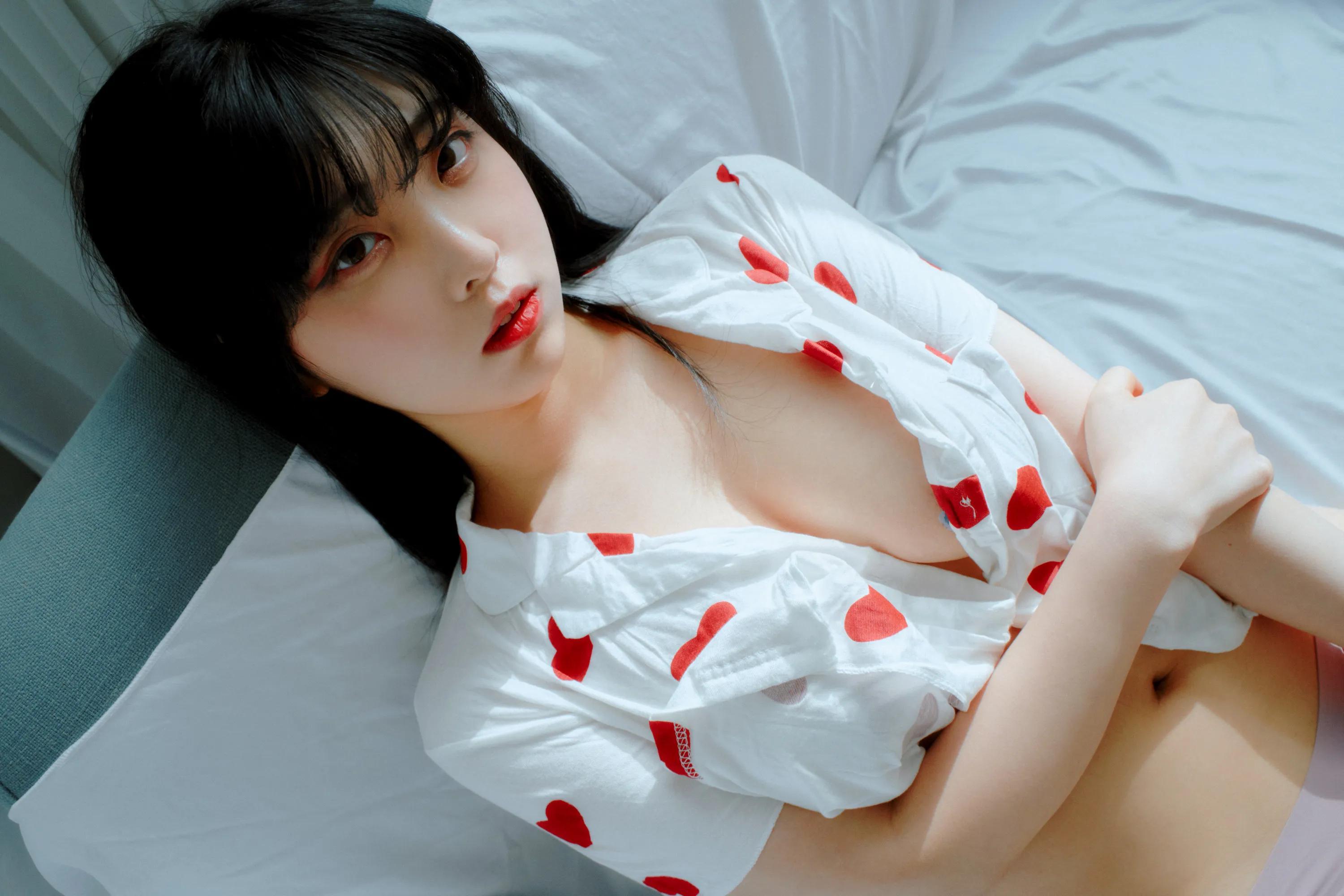 Hana Song송하나《白色衬衫》显眼身材曲线让人欲罢不能(14)