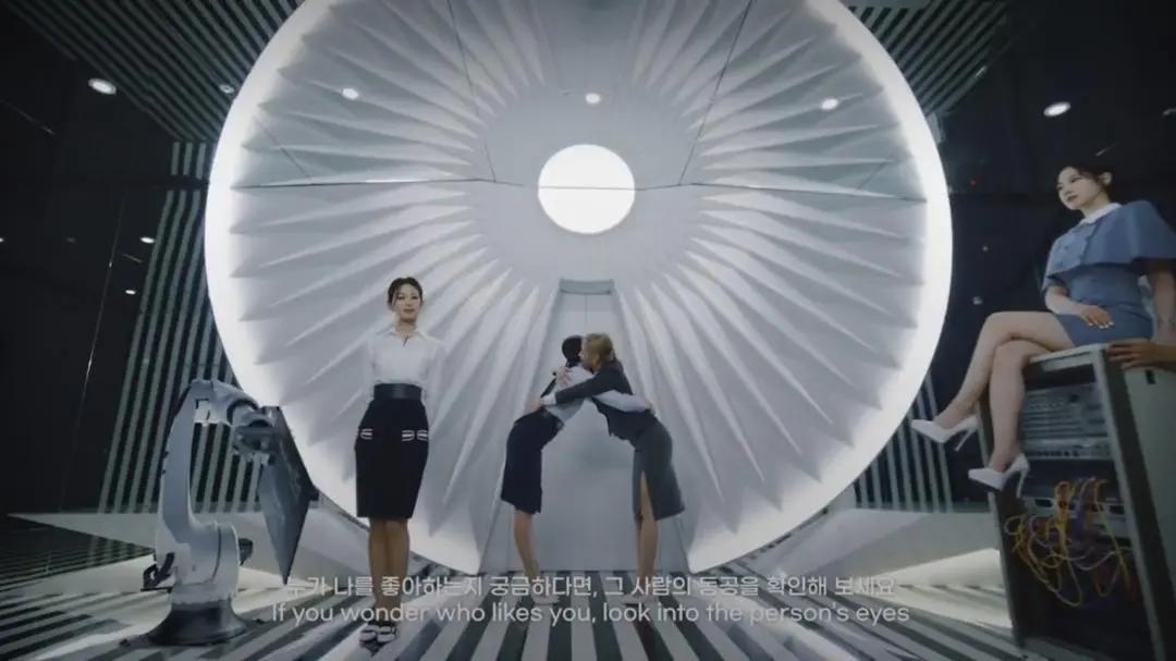 想跟她当同事！周子瑜化身性感OL，白衬深黑窄裙秀「窈窕蛮腰」曲线好迷人！(4)