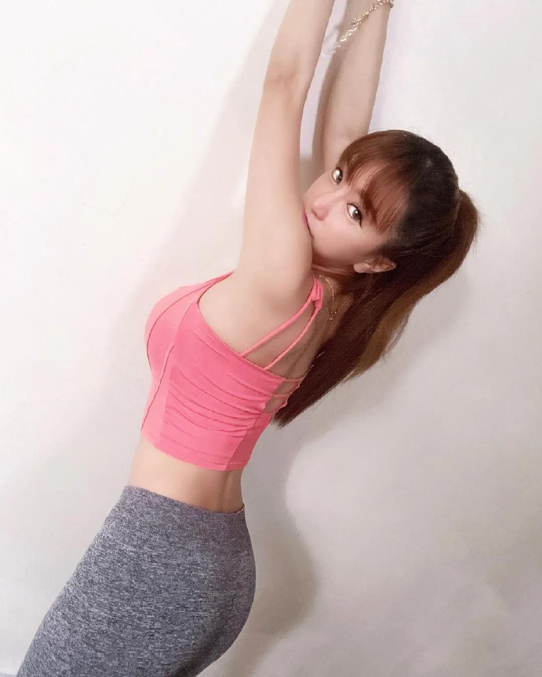 电眼美人「松崎优」绑马尾＋咬发圈太性感！男粉看了全沦陷！-小湿妹图(5)