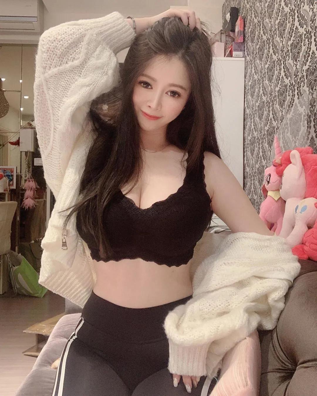 正妹穿小背心散步　超凶身材衣服被撑破了！(7)