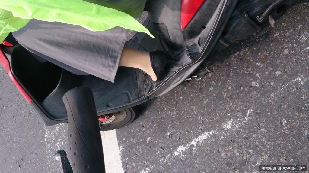 这家房仲介的接待员穿著好但就是怕泄底(14)