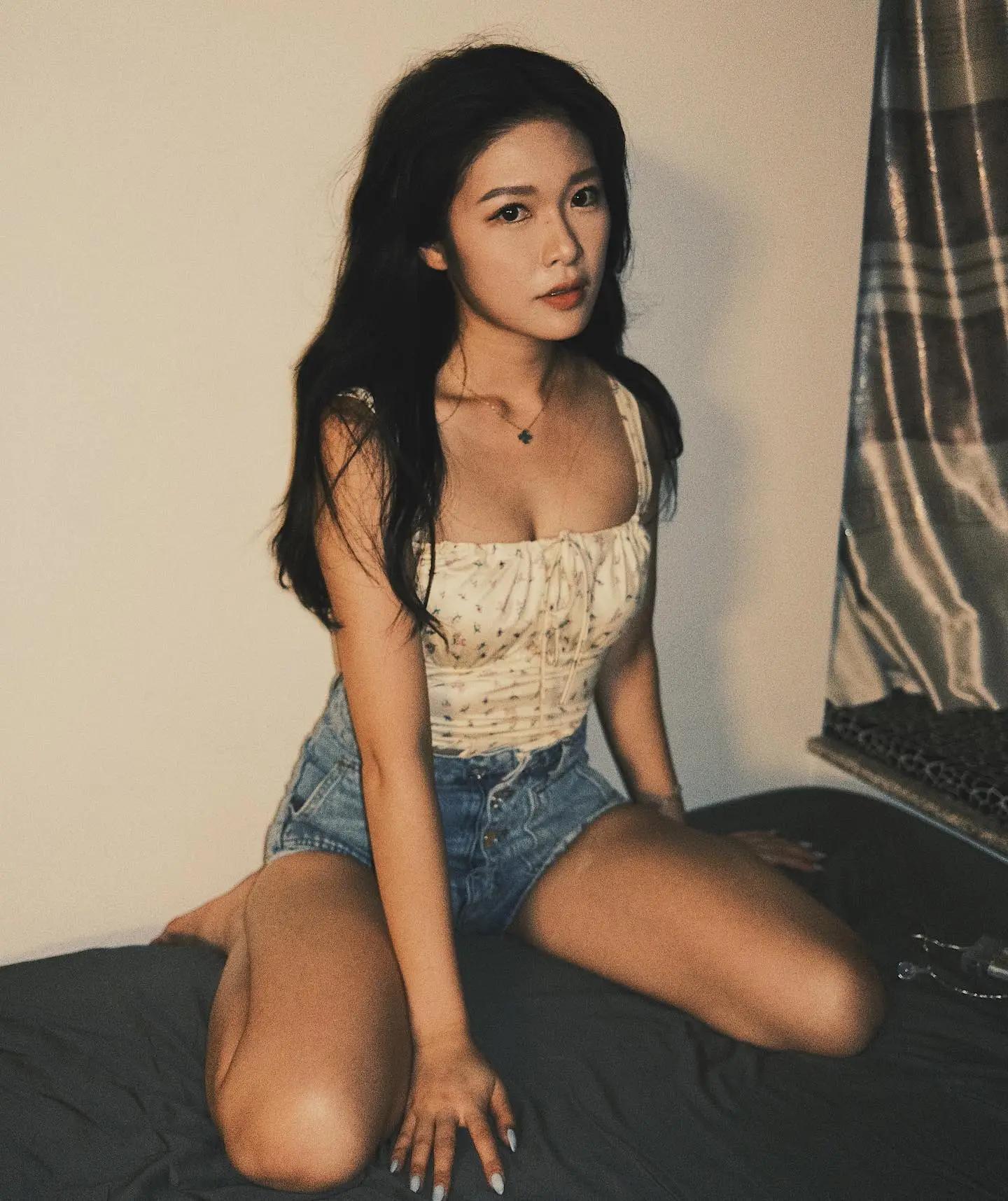 「性感正妹」居家狂摆紧致玉腿，「鲜嫩腿根」搭诱惑样让人想扑-小湿妹图(8)