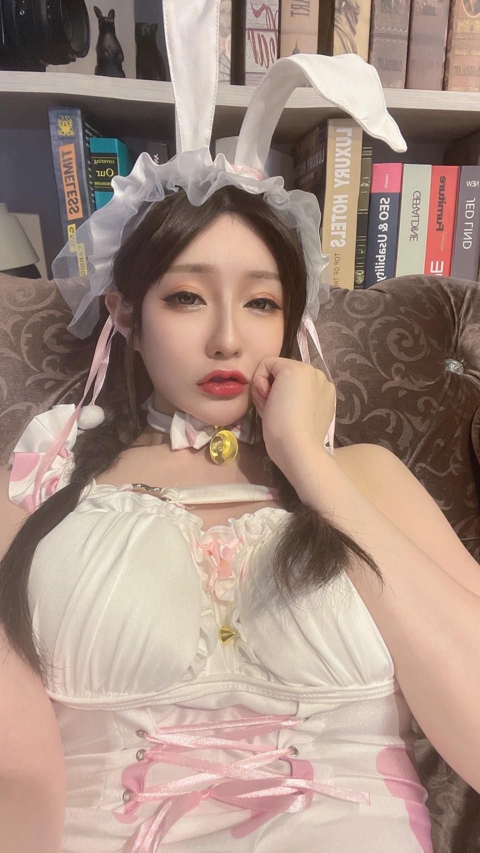 性感情欲双面女友「璃奈酱」残暴巨乳辣眼睛　浑圆挺翘蜜桃臀若隐若现刺激敏感神经(56)