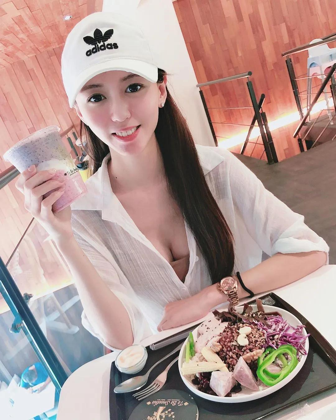 腿控界的高级猎物！气质空姐「芊」亲切甜美深得人心，逆天神腿让壮丽风景更吸睛！(19)