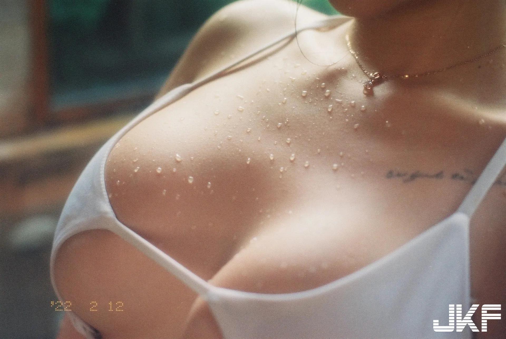 出水芙蓉！雪乳正妹「依依Kimi」火辣泡温泉「爆乳翘臀」好想一起入浴！(14)