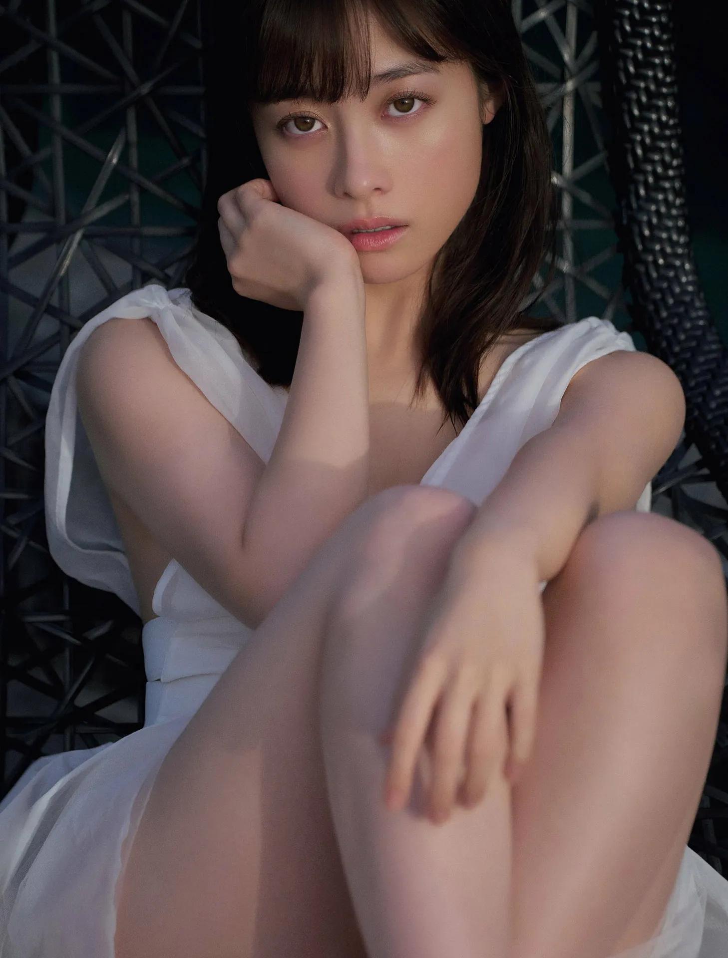 桥本环奈 Xで大バズりした著衣おっぱいグラビア(4)