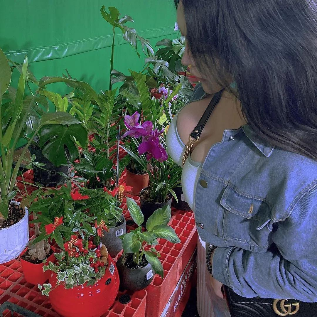 花市惊见「巨乳妹」爆奶震撼全场　人比花娇就是说这种吧！-小湿妹图(6)