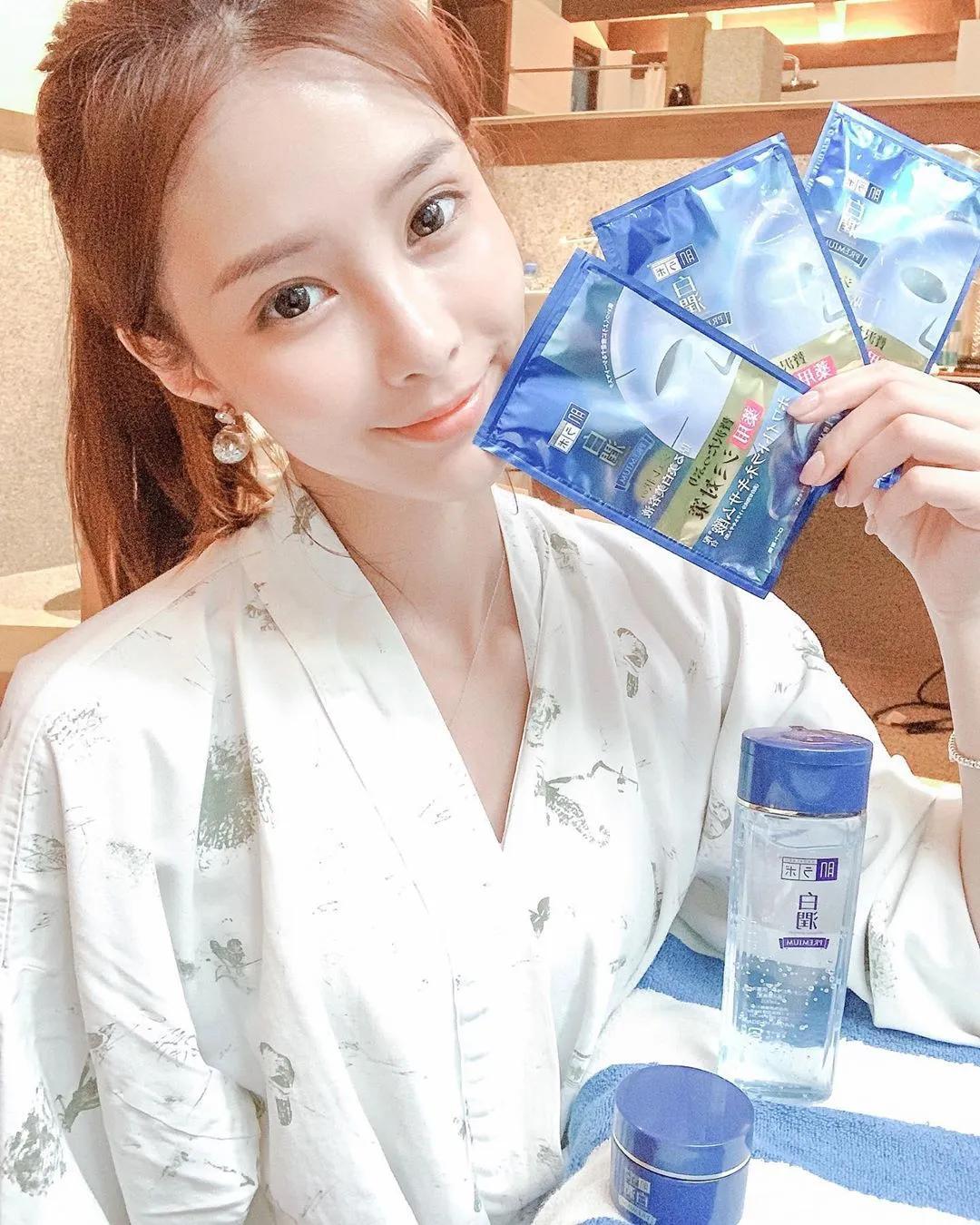 高颜值甜系美女！「妍衣Cylvia」白嫩脸蛋清新脱俗，俏皮鬼脸天然到让人深陷恋爱！-小湿妹图(18)