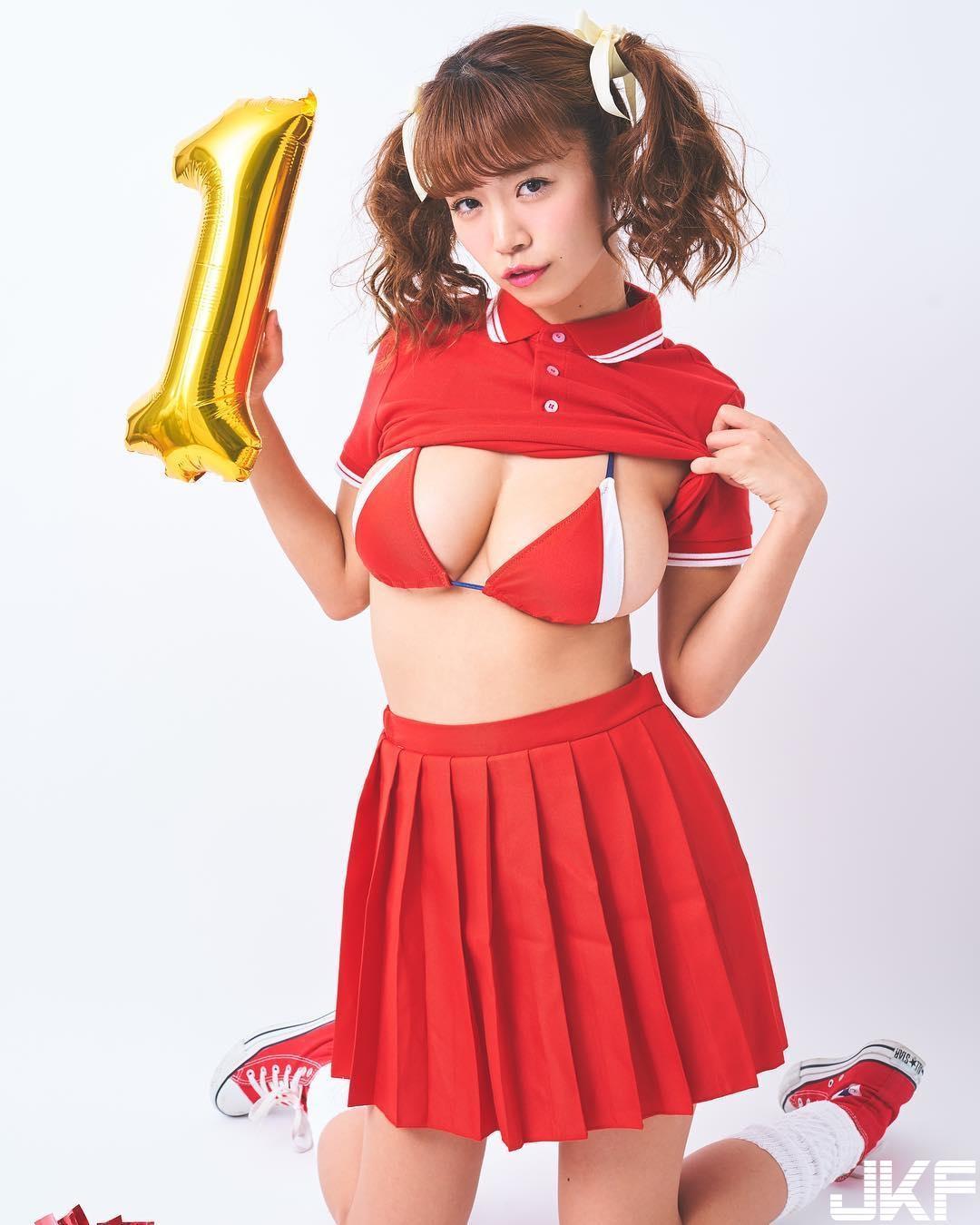 I奶写真女星「菜乃花」新写真集在台北街头解放巨乳，清晨运动的阿伯差点心脏病发(15)