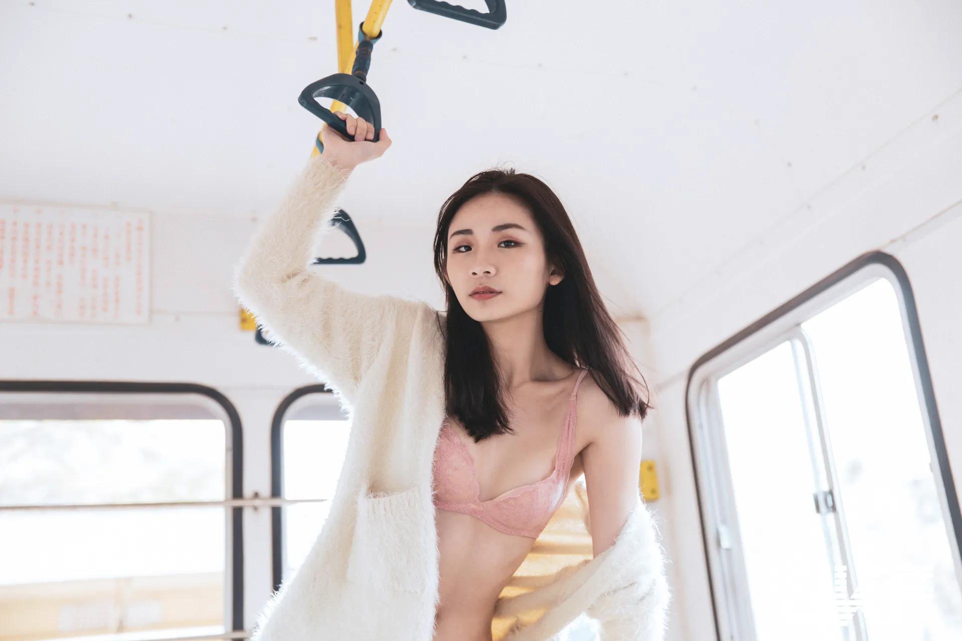 空灵正妹「Hanna憨憨」的户外性感特辑，超火辣「翘臀嫩乳」极致诱惑！(169)