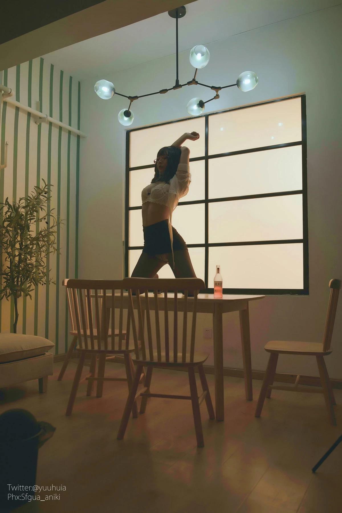 網絡美女yuuhui玉匯宿醉主題私房性感白色薄紗服飾配黑短裙半脫撩人誘惑寫真88P(11)