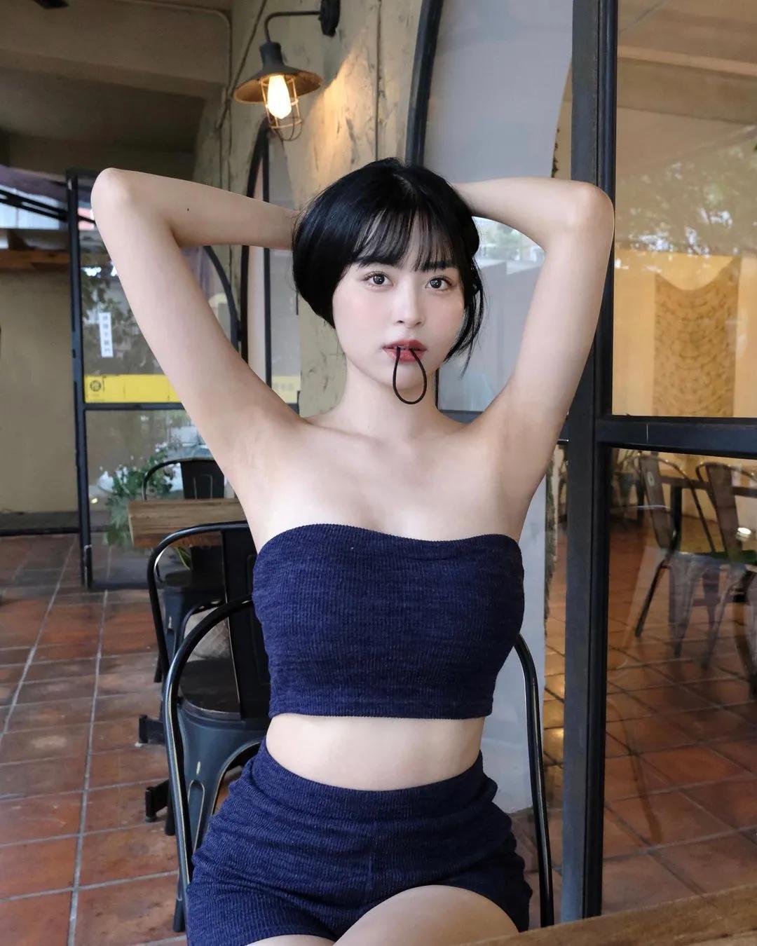 「余家仪」让人恋爱的甜美气质 狠晒凶猛身材(16)