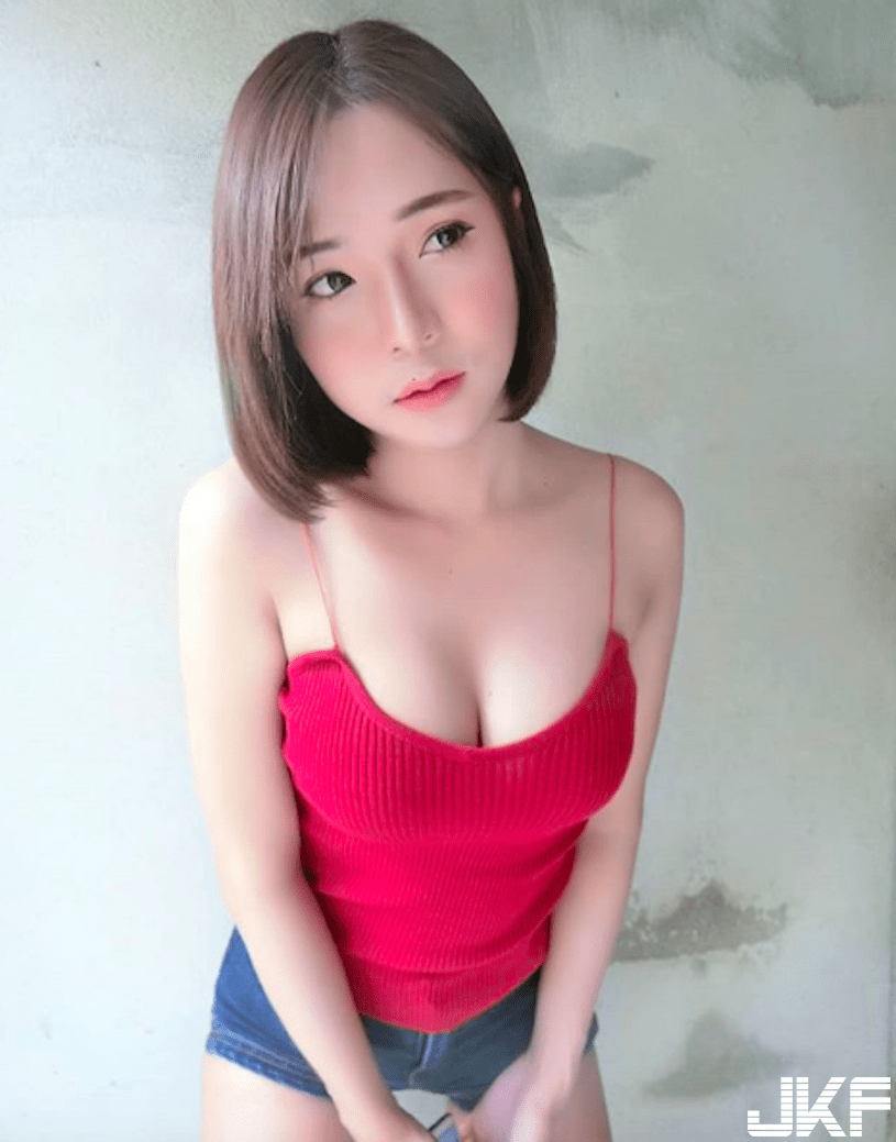 路边惊见「美乳大胸美女」E奶视角好狂野！极致挑逗的「饱满画面」太犯规啦…-小湿妹图(11)