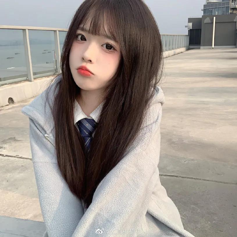 萌系制服萝莉「小巧童颜超可爱」，出门踏青狂让路人回头！(2)