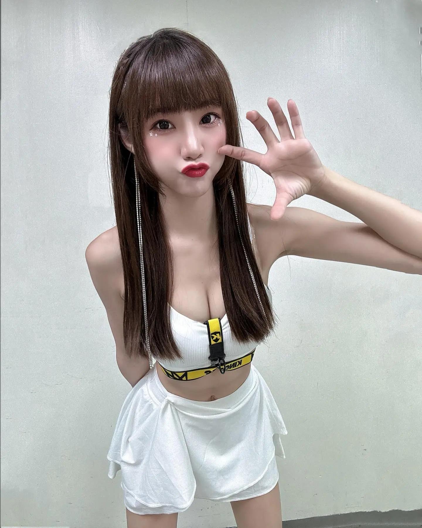 正妹「倩宇」胸前乳量满满 迷人S曲线养眼到极点(10)