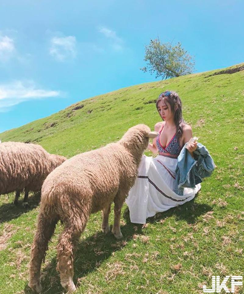 超邪恶「完美屁屁」！性感辣模「丁字裤自拍」画面太撩人！爆乳俏臀美腿一次满足！(12)