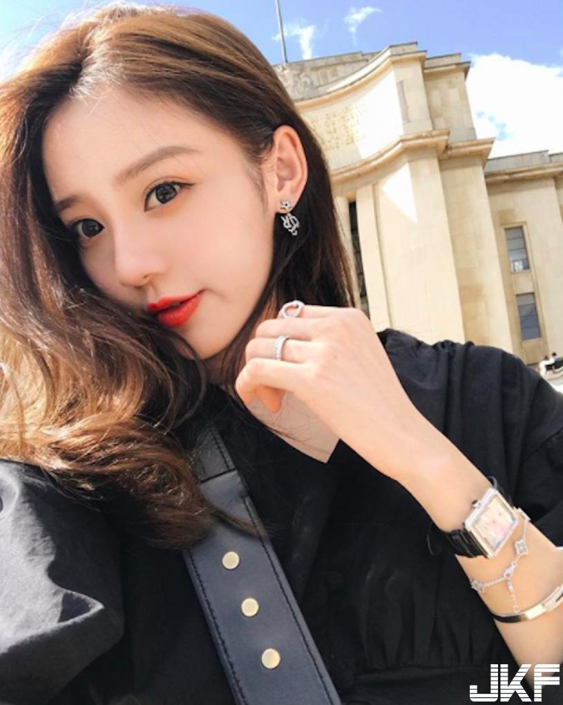 网拍老板娘「性感辣腿超惹火」，光滑大腿肌「坐姿超引遐想」！(7)