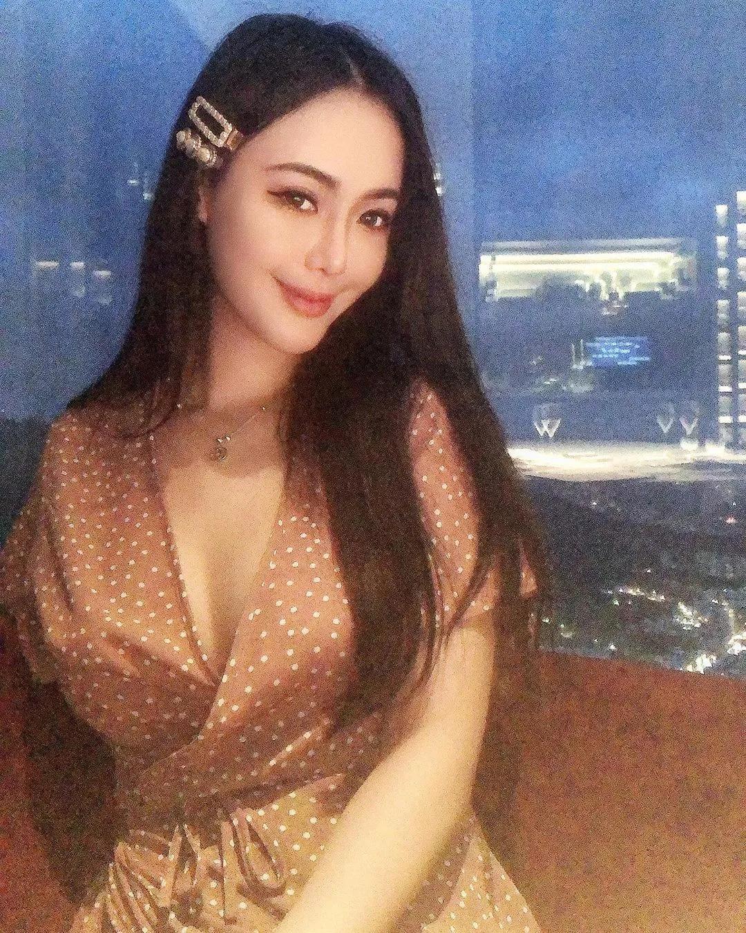 这眼神太难抗拒！冷艳美人「小葱Yu」神秘气息妩媚又迷人，丰满雪乳更夹得让人垂涎三尺(19)